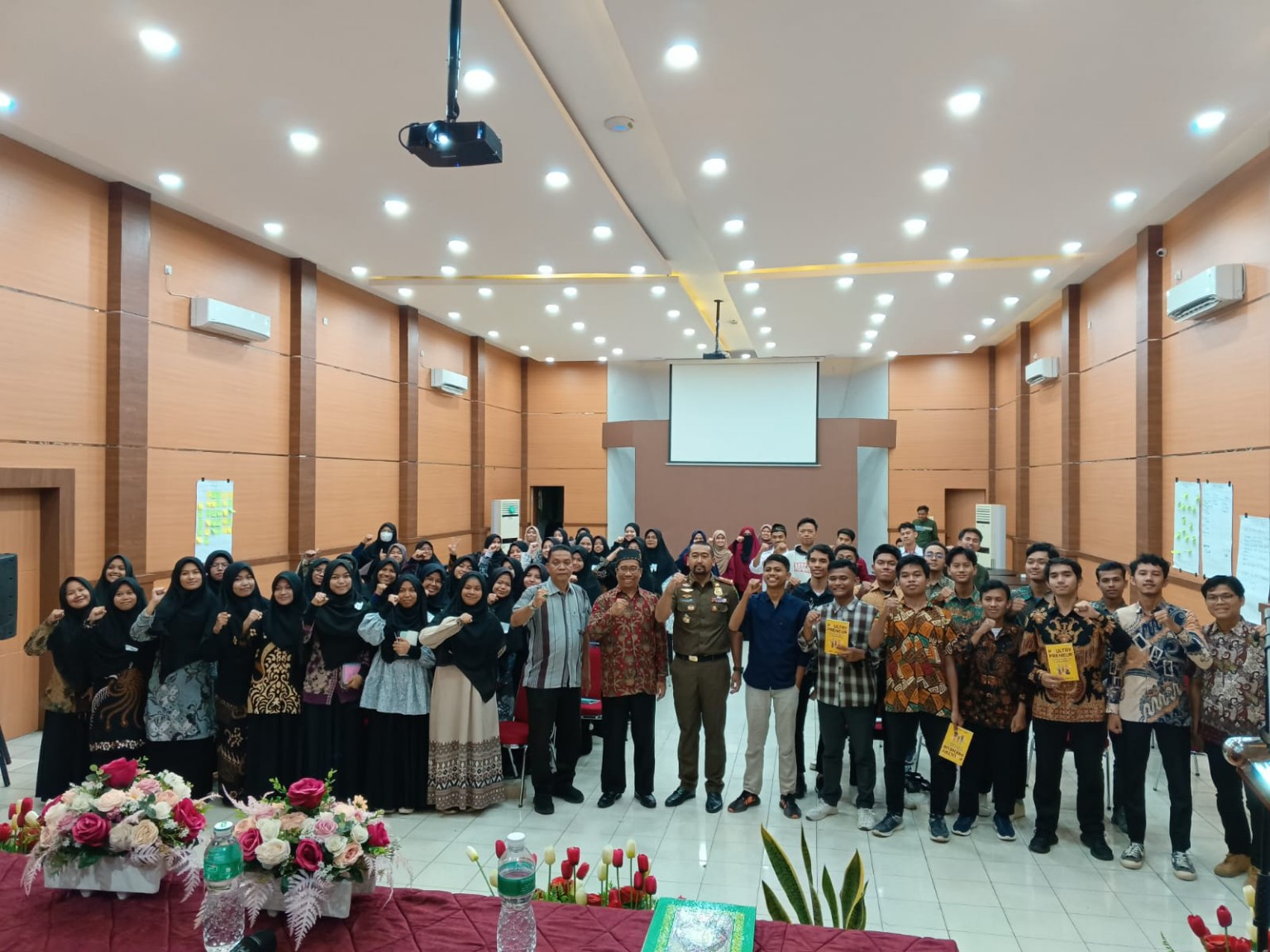 Dokumentasi kegiatan diskusi dan pelatihan kader Suara KAMMI Padang